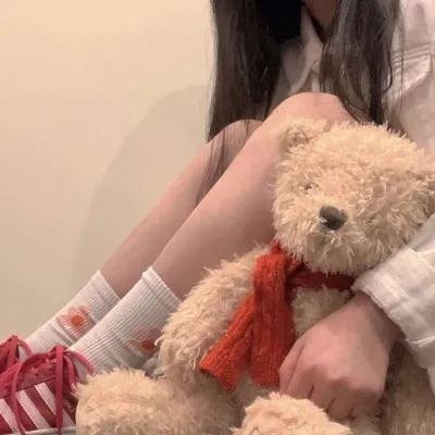 吃瓜网 - 人气小花疑似整容失败，机场生图引发全网热议